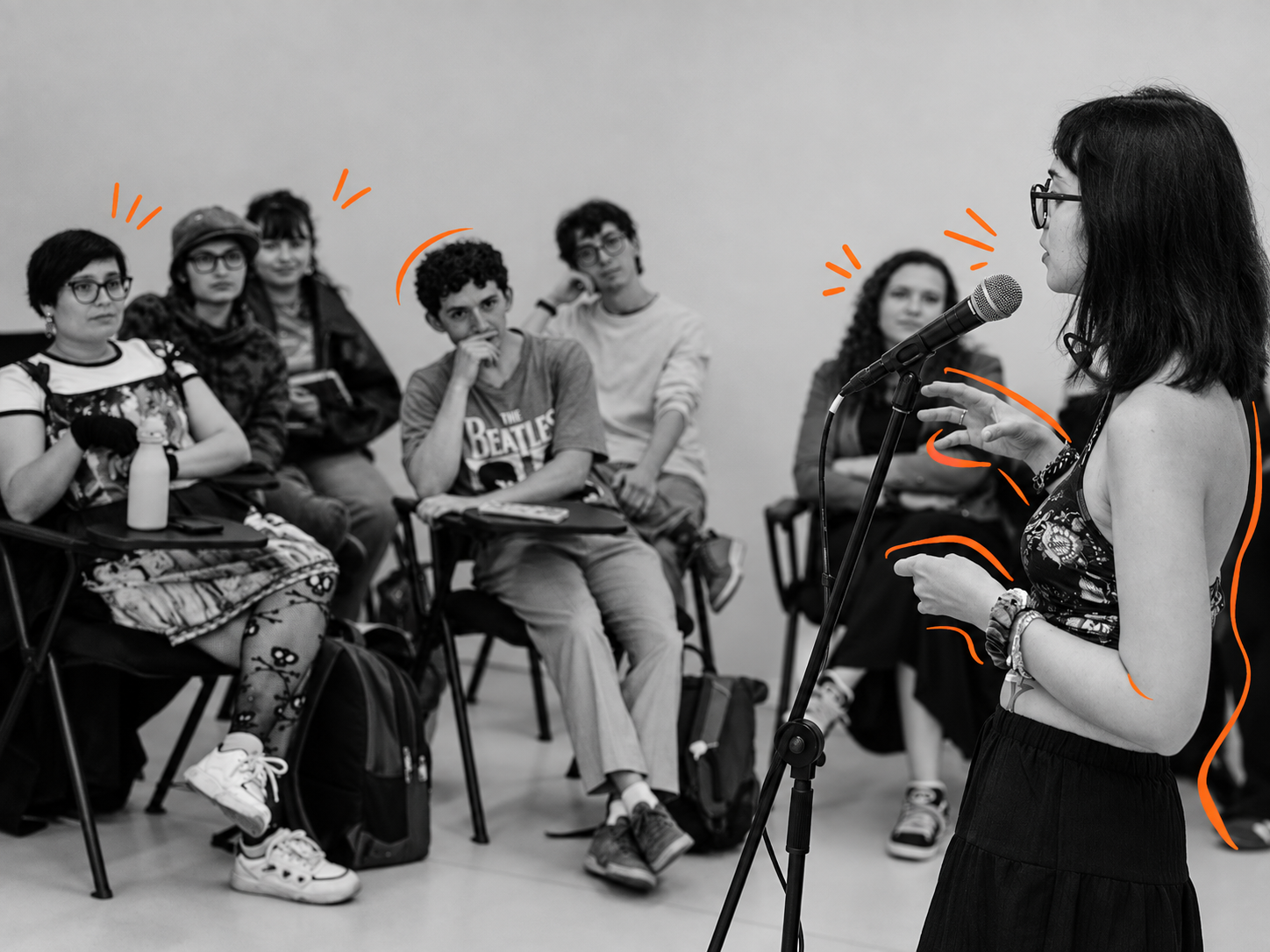 Participantes de un taller escuchando una presentación